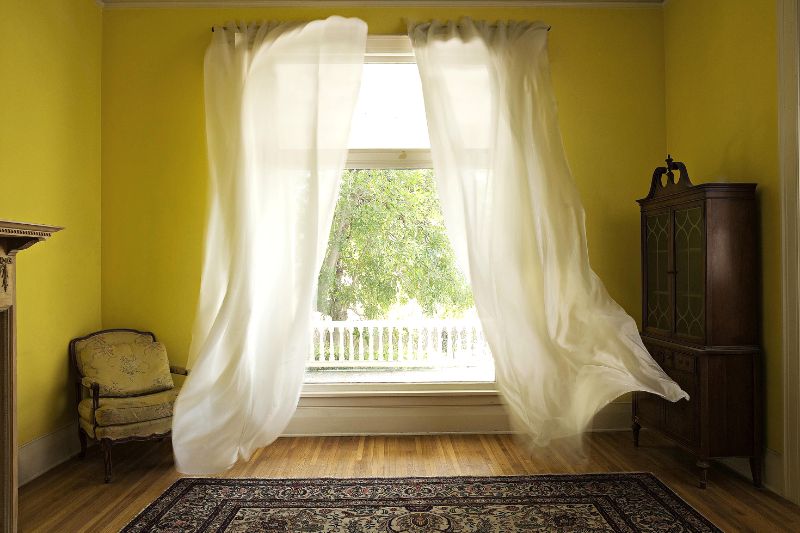 Просушить ковер с помощью сквозняка