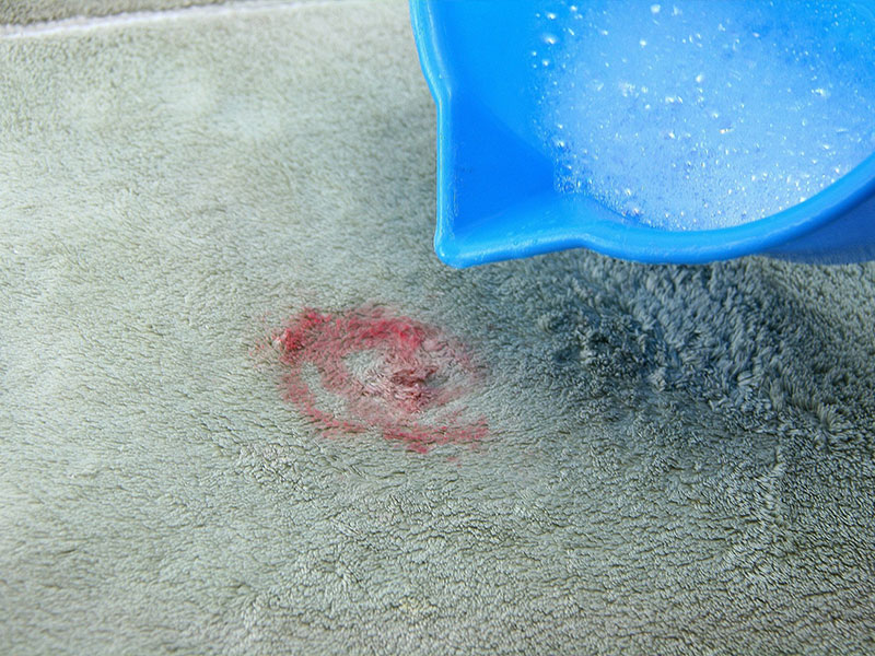 Перед очисткой ковра от пластилина разными способами, каждый нужно тестировать с края изделия