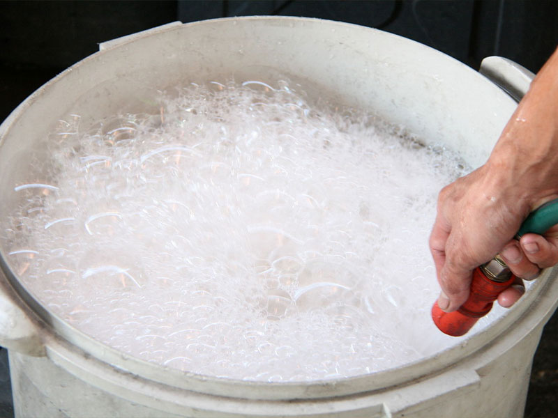 Мыльный раствор используют в очистке ковров от пластилина